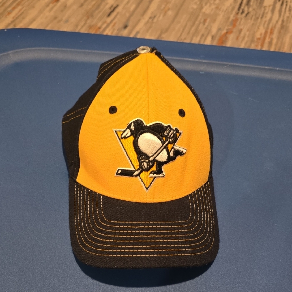 Zephyr Yellow and Black Cap with Iconic Design